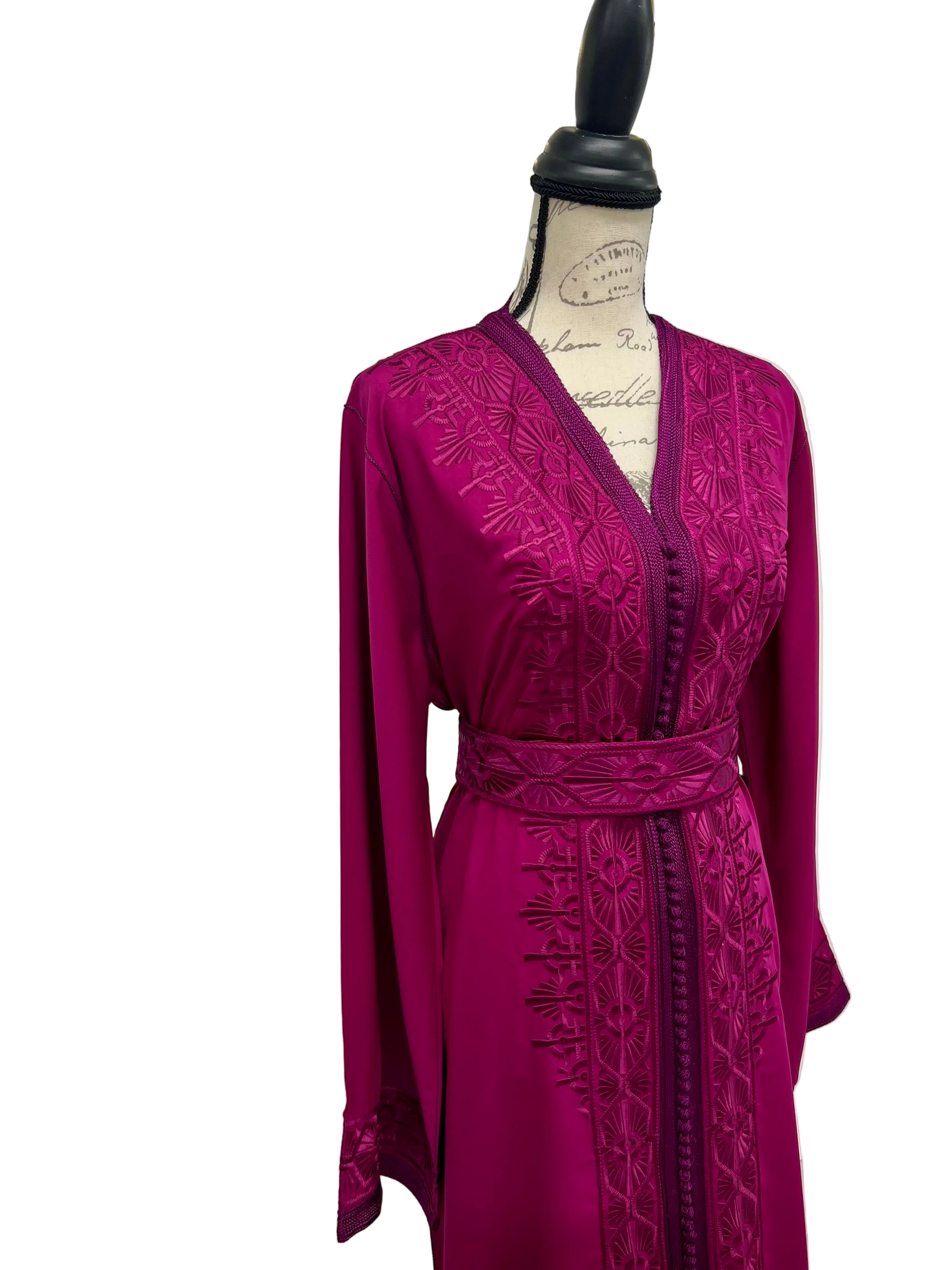 Magenta bestickter Crêpe-Kaftan