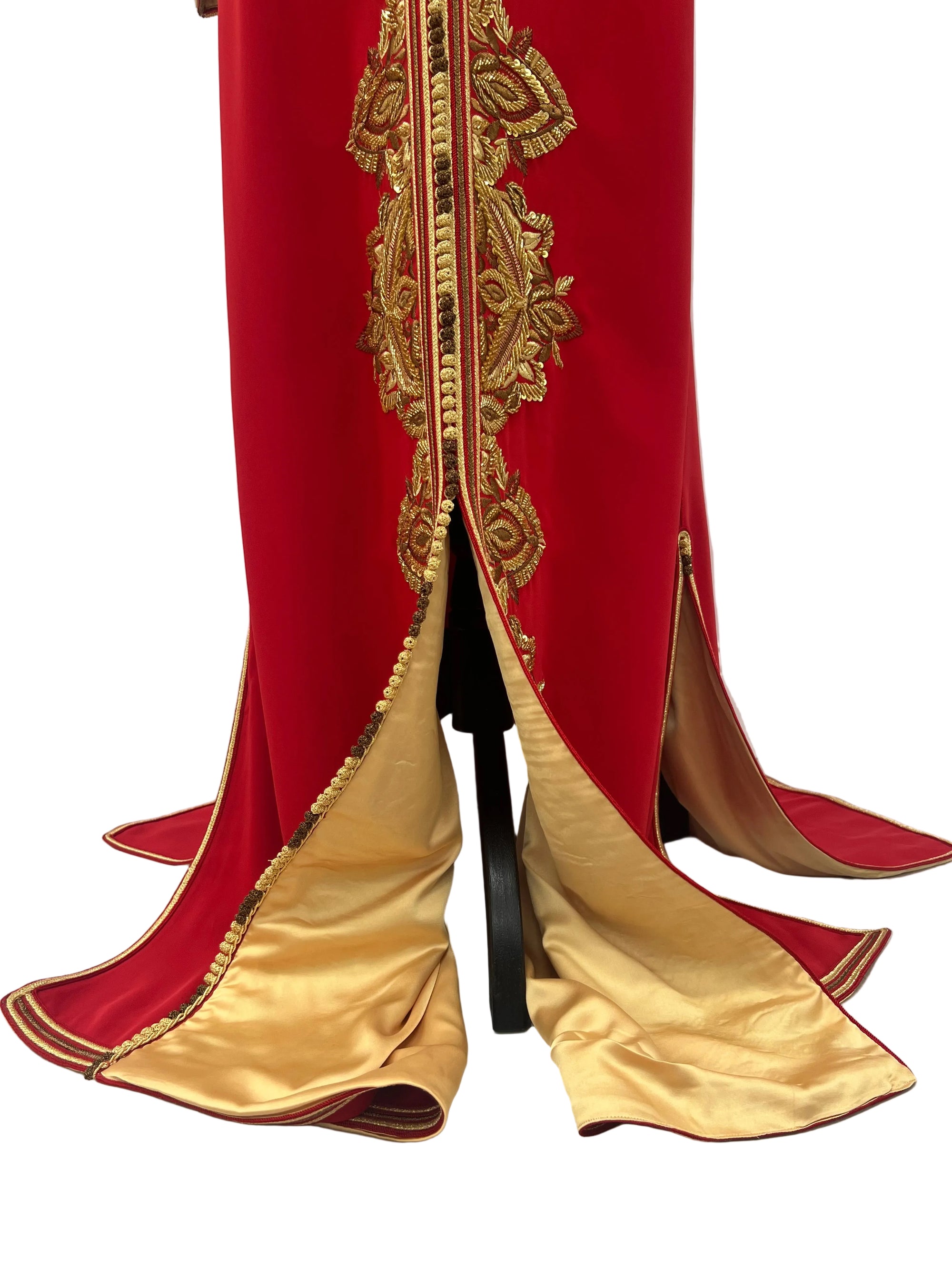 Marokkanischer roter Kaftan mit Gold- und Bronzestickerei, satiniert gefüttert
