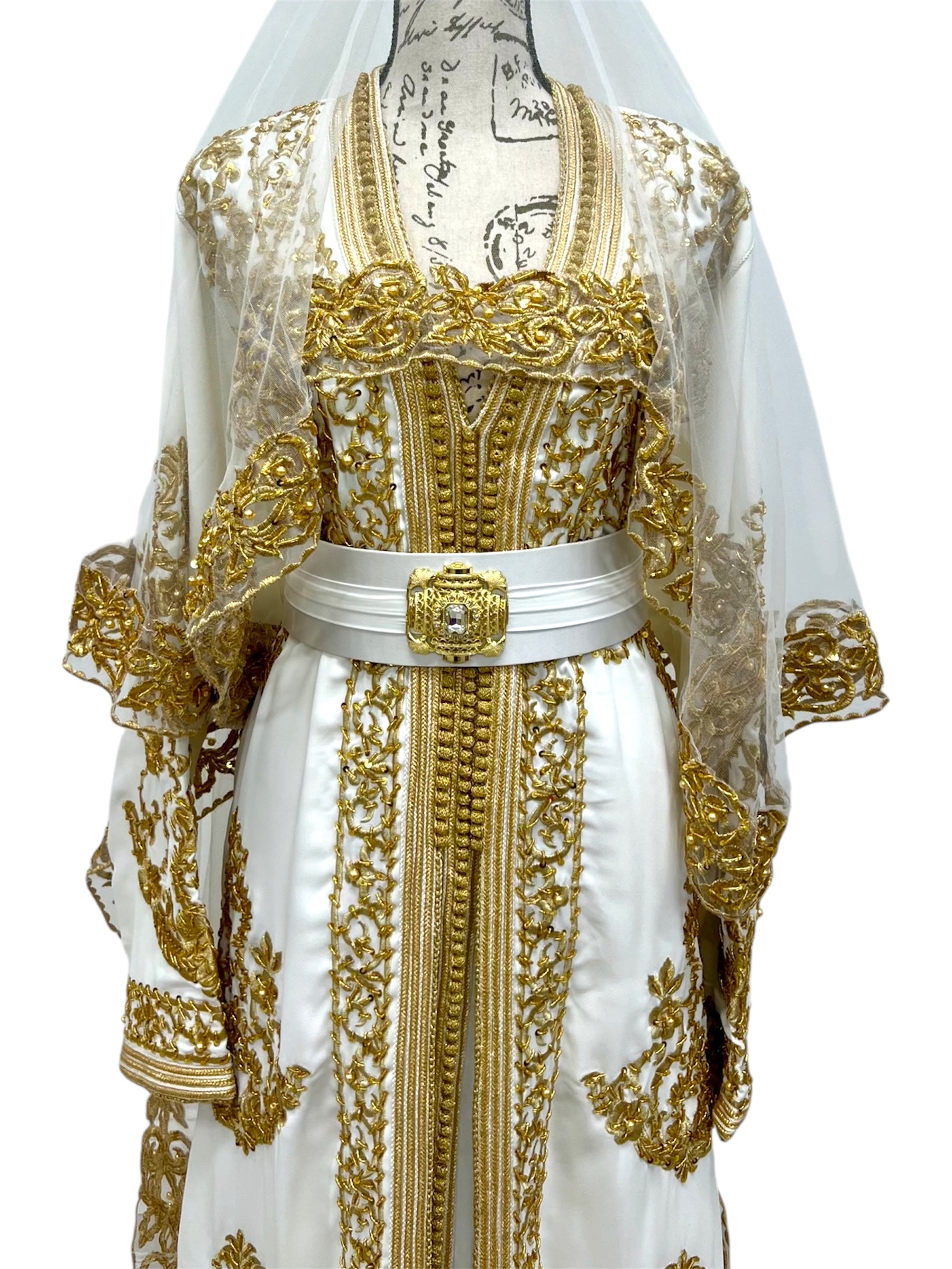 Eleganter marokkanischer Brautkaftan in Weiß und Gold