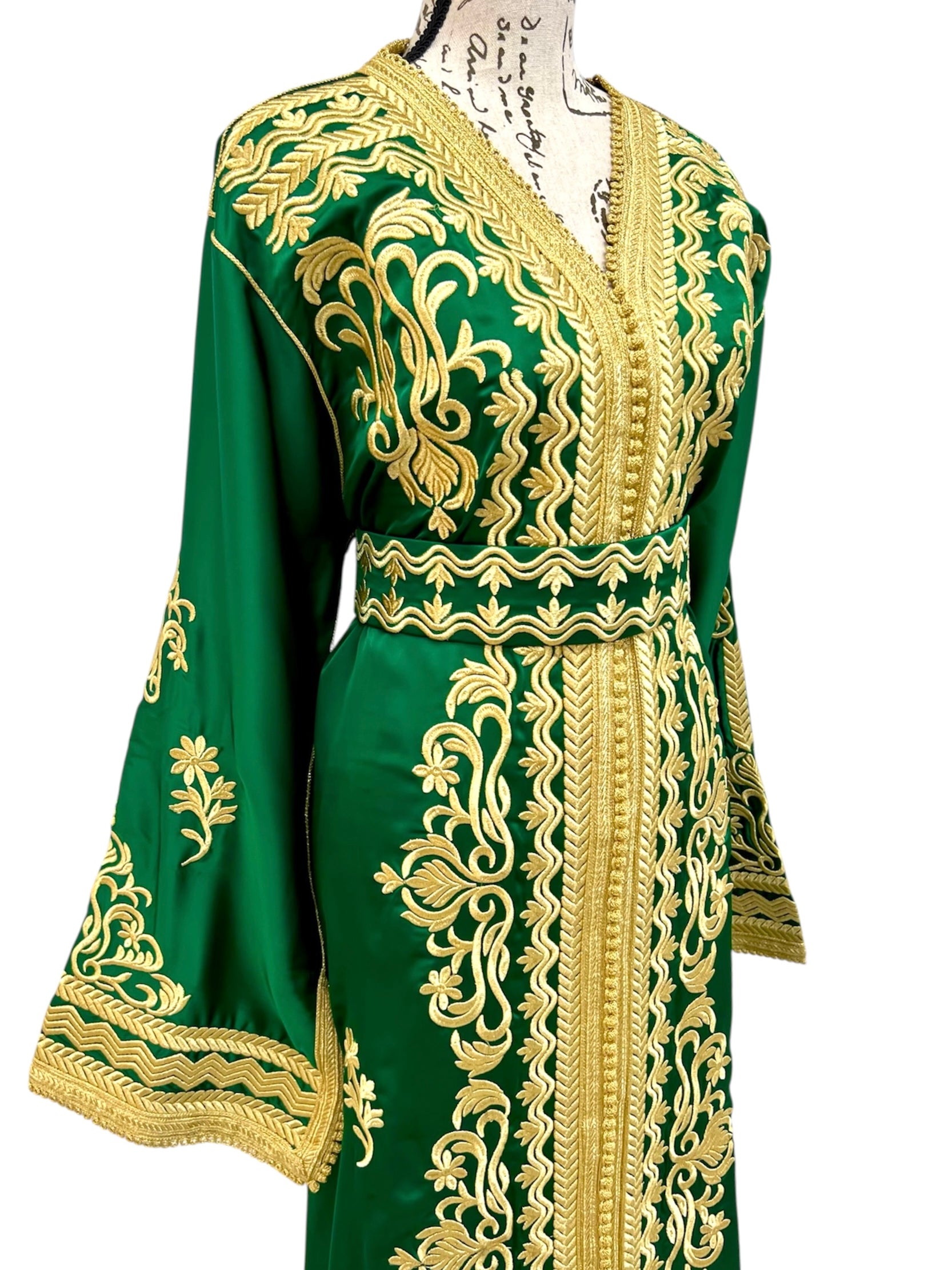 Königsgrüner Satin-Kaftan mit Goldstickerei & passendem Gürtel