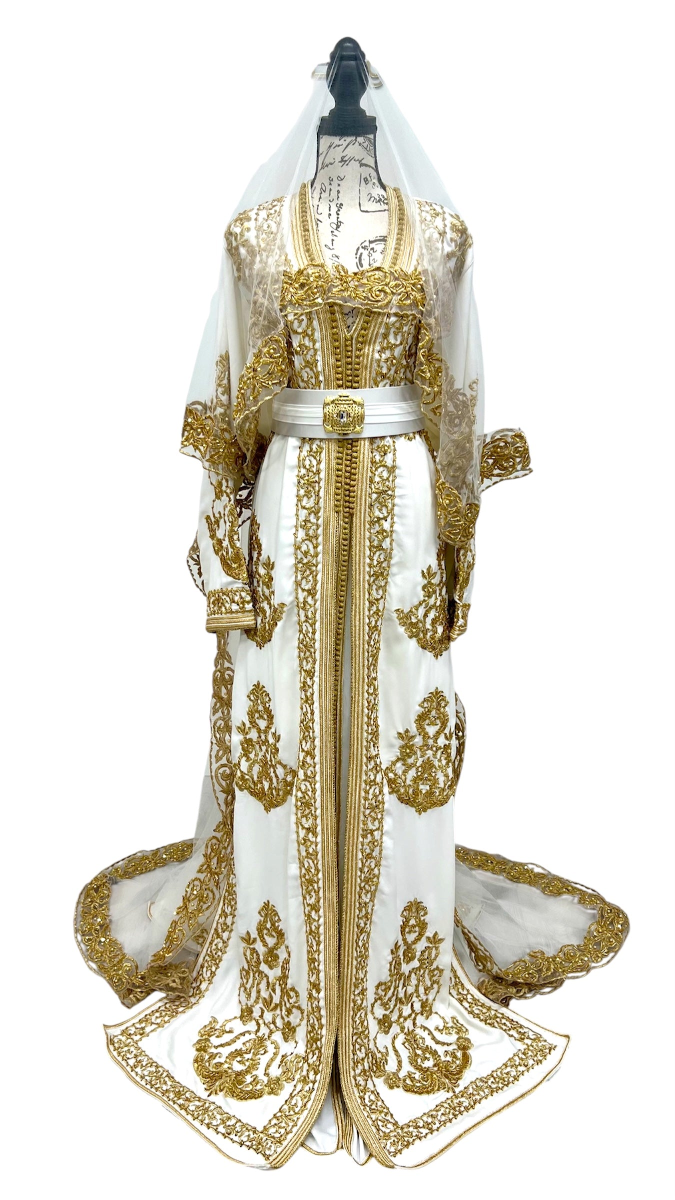 Eleganter marokkanischer Brautkaftan in Weiß und Gold