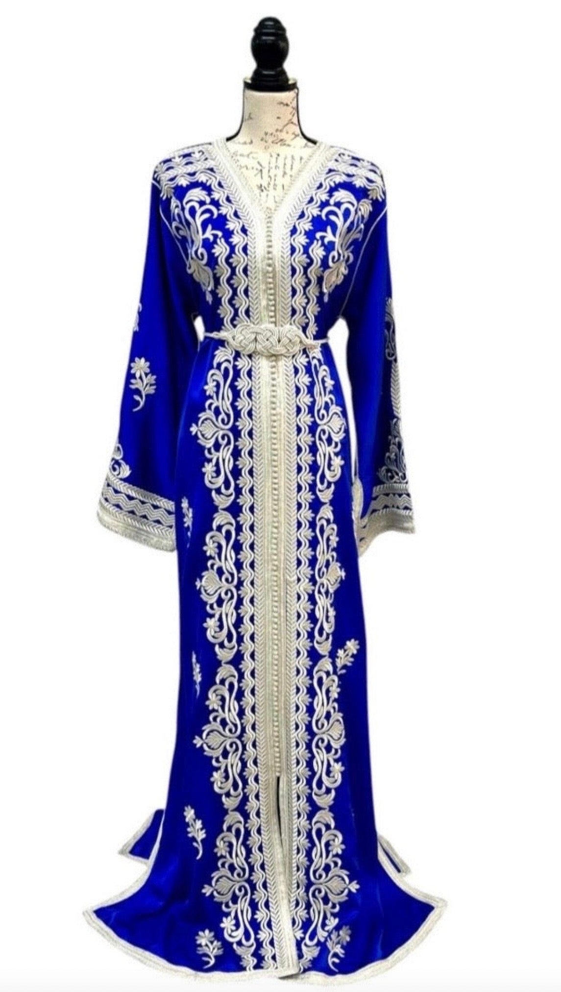 Königsblauer Satin-Kaftan mit Silberstickerei & passendem Gürtel