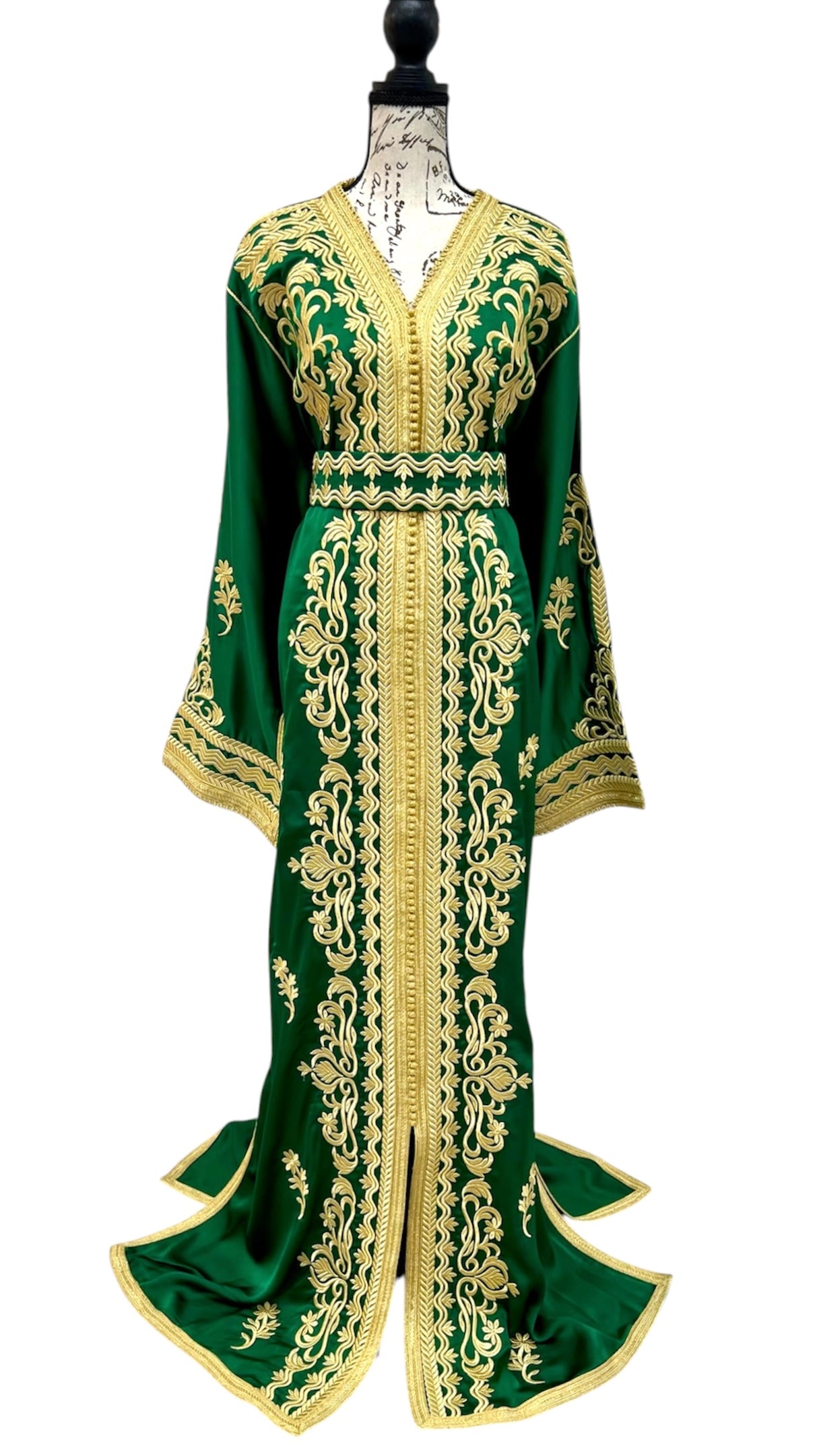 Königsgrüner Satin-Kaftan mit Goldstickerei & passendem Gürtel