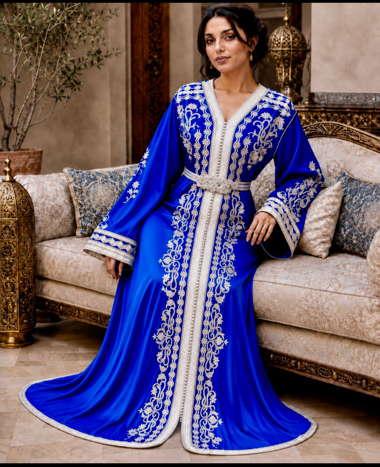 Königsblauer Satin-Kaftan mit Silberstickerei & passendem Gürtel