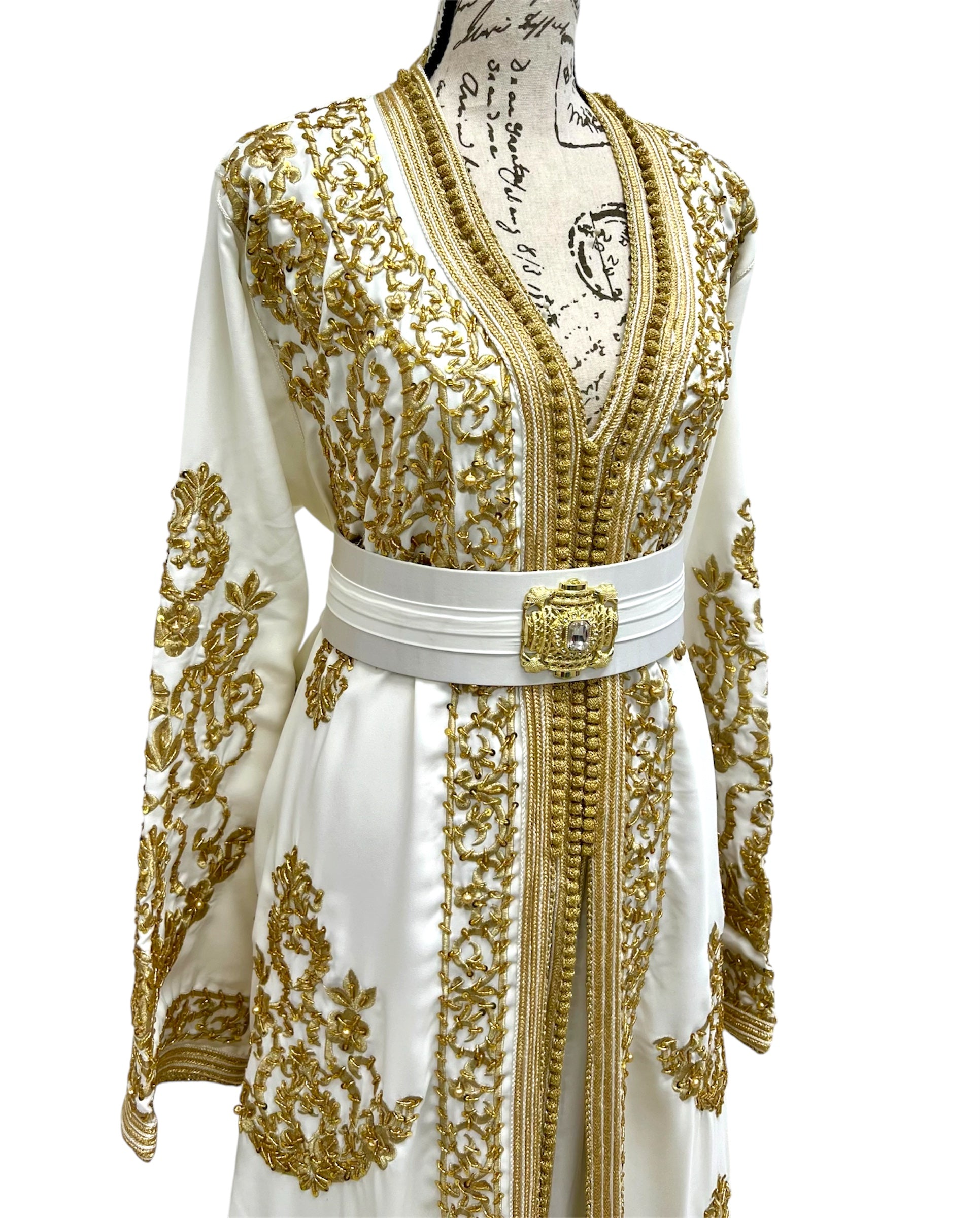 Eleganter marokkanischer Brautkaftan in Weiß und Gold