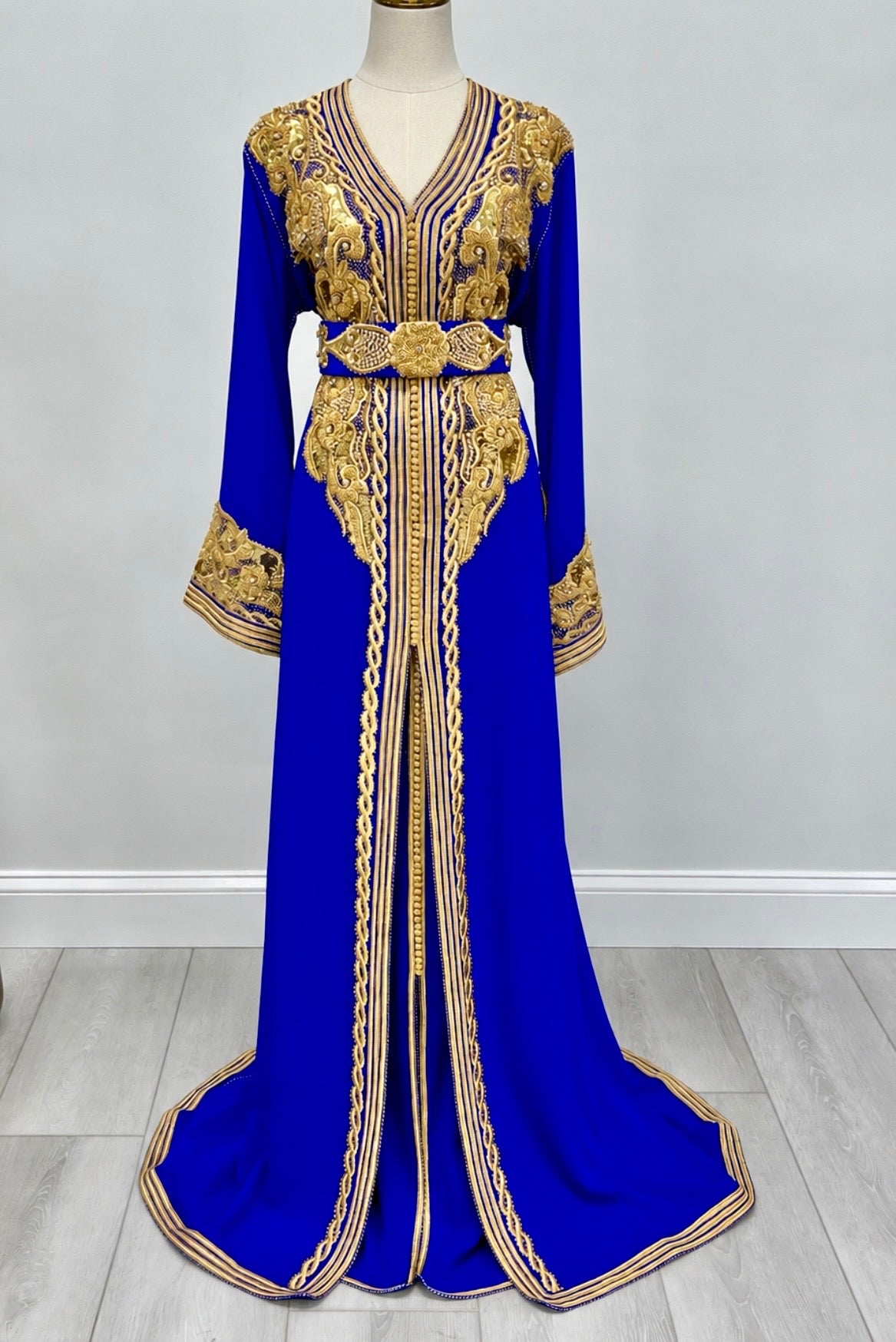 Königsblaue zweiteilige marokkanische Takchita mit Goldstickerei und Perlenverzierungen