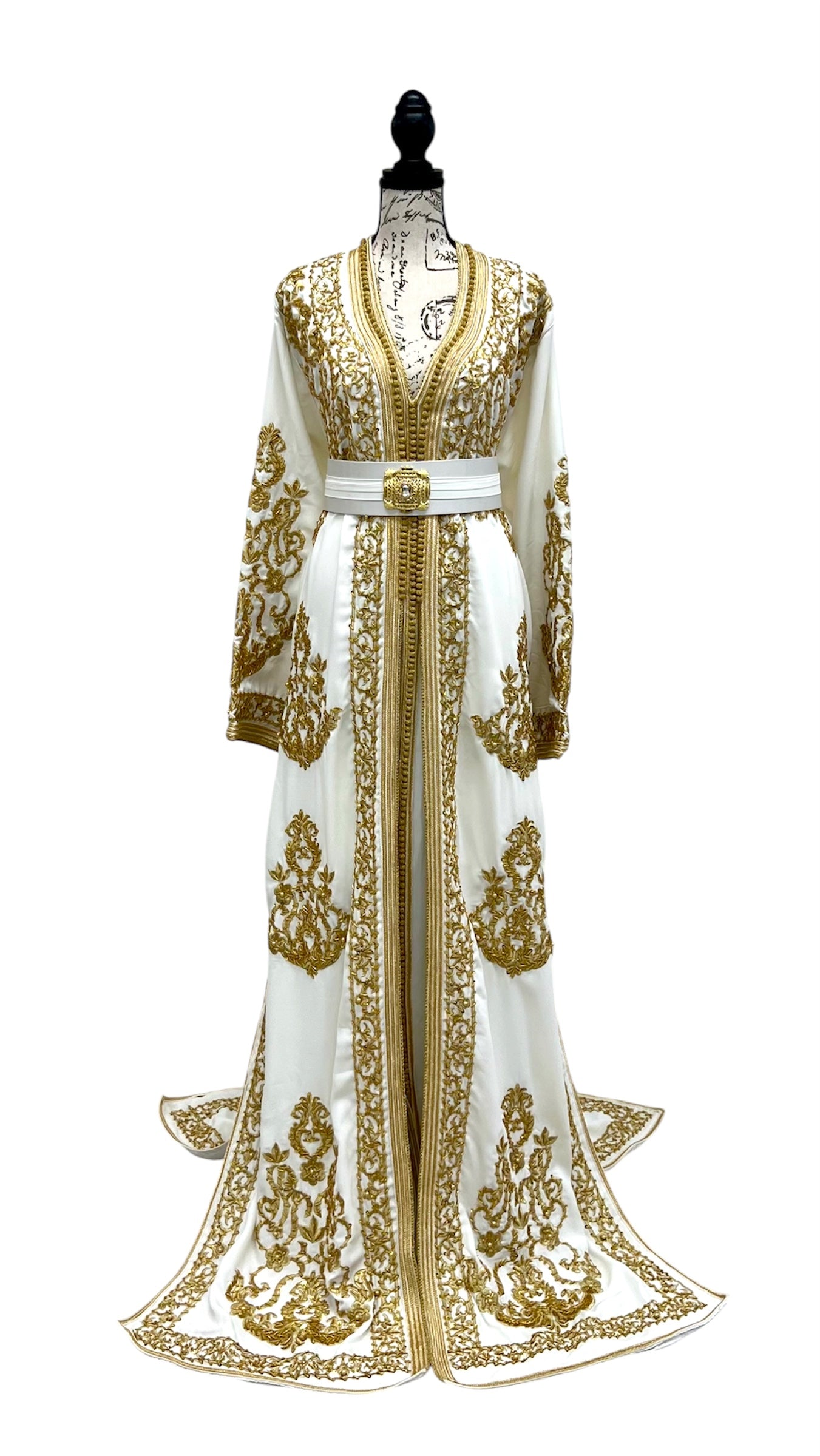 Eleganter marokkanischer Brautkaftan in Weiß und Gold