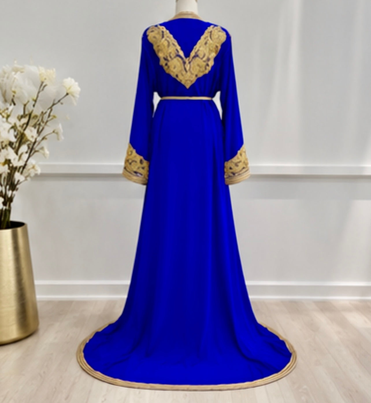 Königsblaue zweiteilige marokkanische Takchita mit Goldstickerei und Perlenverzierungen