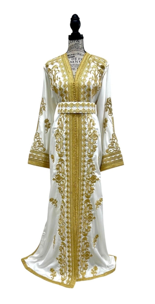 Weißer Satin-Kaftan mit Goldstickerei & passendem Gürtel