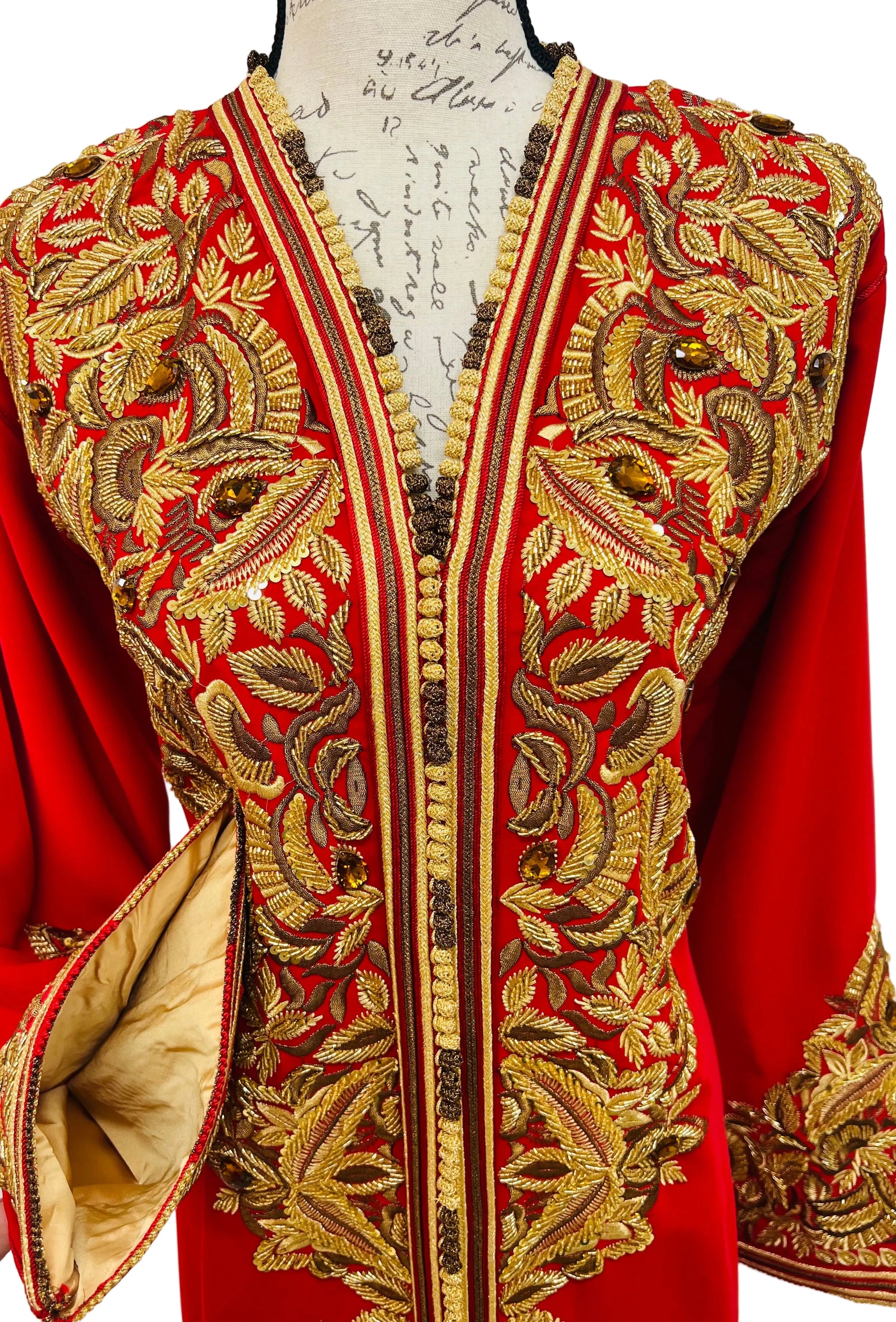 Marokkanischer roter Kaftan mit Gold- und Bronzestickerei, satiniert gefüttert
