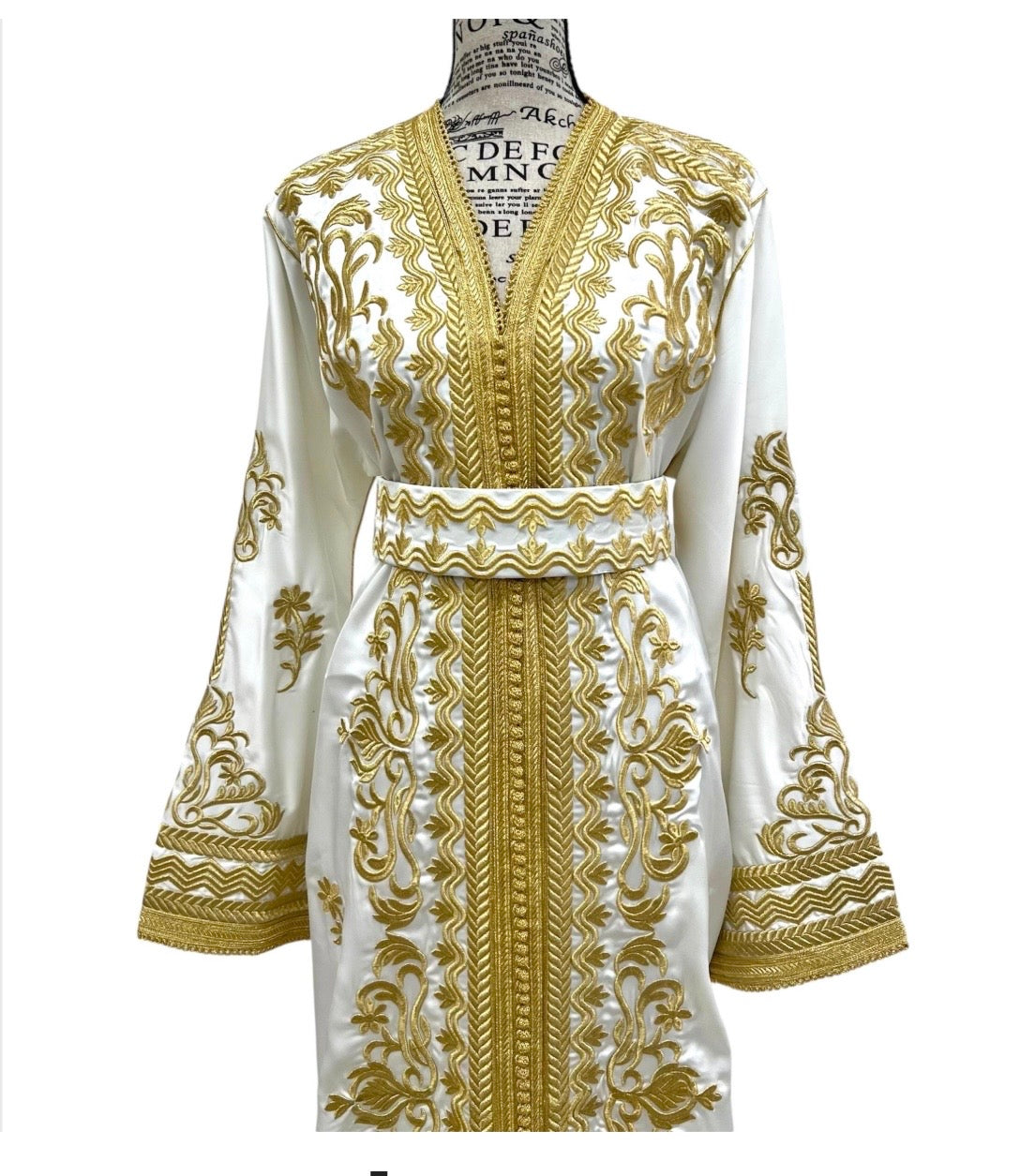 Weißer Satin-Kaftan mit Goldstickerei & passendem Gürtel