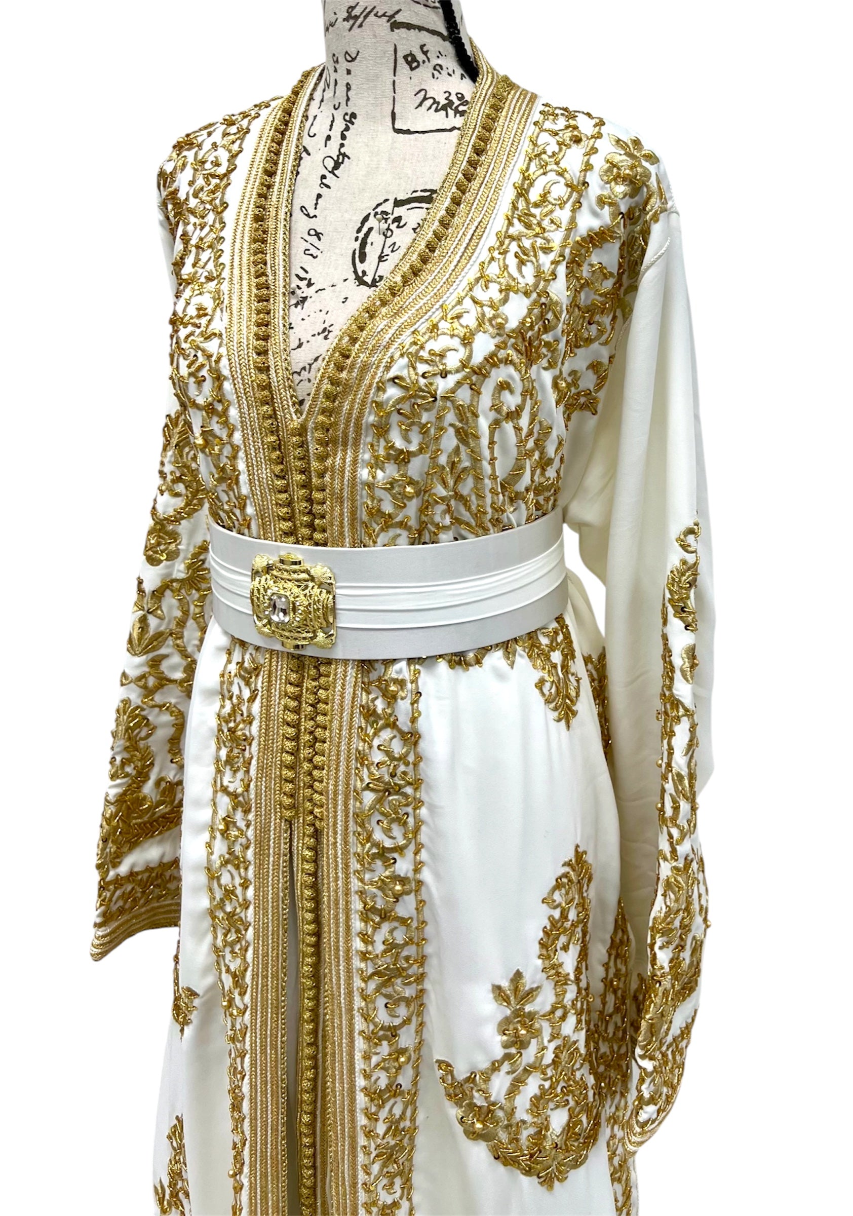 Eleganter marokkanischer Brautkaftan in Weiß und Gold