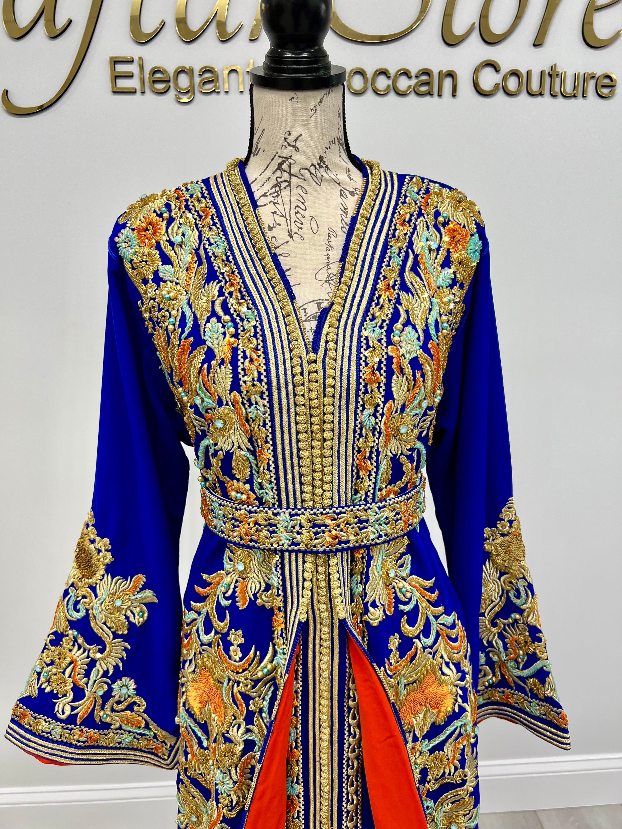 Luxuriöser Königlich Blauer Marokkanischer Kaftan mit Stickereien und Perlenstickereien