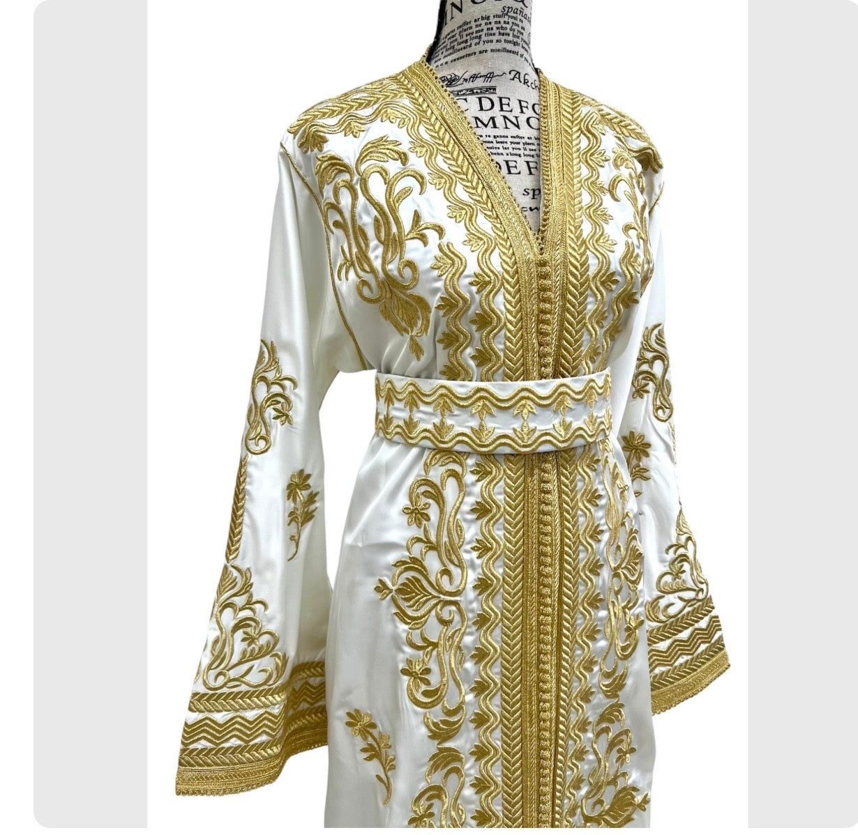 Weißer Satin-Kaftan mit Goldstickerei & passendem Gürtel