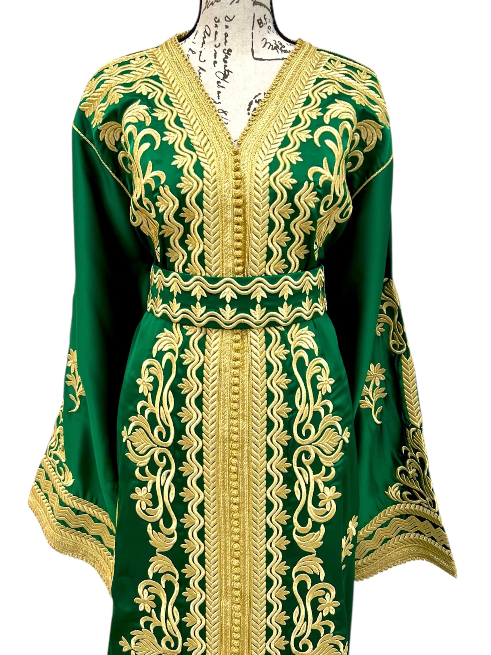 Königsgrüner Satin-Kaftan mit Goldstickerei & passendem Gürtel