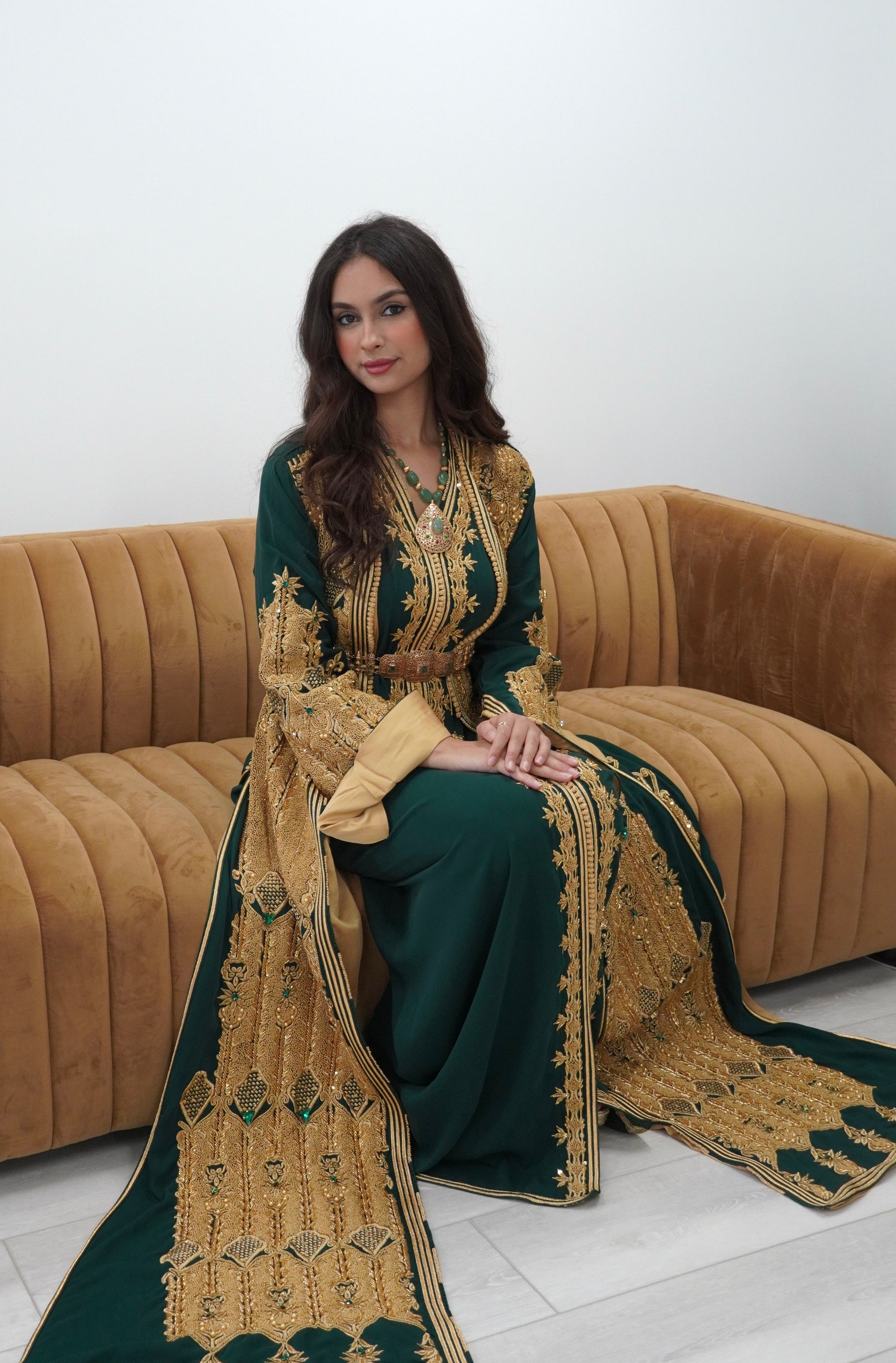 Smaragdgrüner marokkanischer Kaftan Takchita mit Goldstickerei